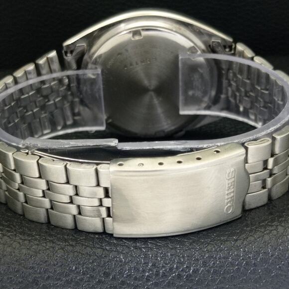 Vintage 1981 Seiko Automatic Mens Silver Watch W/daydate & Gold accents - Picture 2 of 10